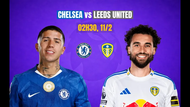 Cầu thủ Chelsea và Leeds United tranh chấp bóng trên sân cỏ Cầu thủ Chelsea và Leeds United tranh chấp bóng trên sân cỏ