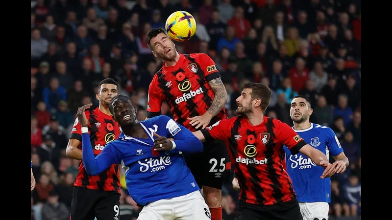 Cầu thủ Everton và Bournemouth tranh chấp bóng trên sân