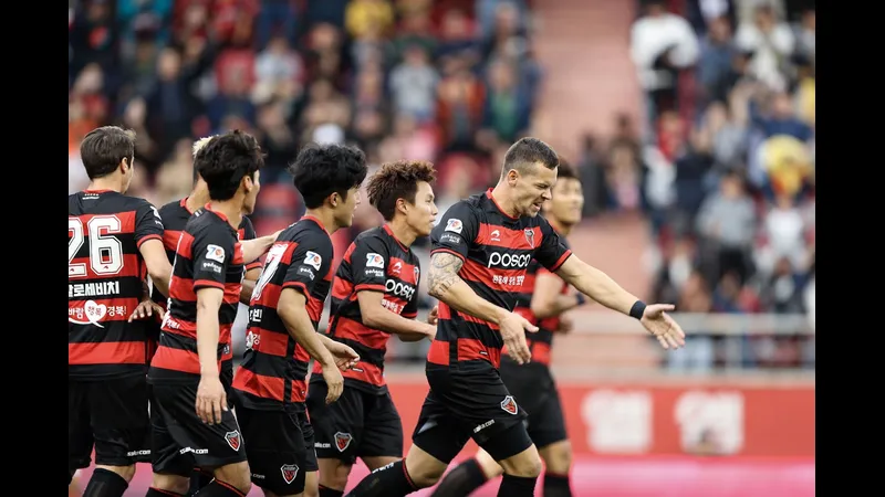Cầu thủ Pohang đang dự đoán góc sút trước thẻ phạt từ Gamba Osaka Cầu thủ Pohang đang dự đoán góc sút trước thẻ phạt từ Gamba Osaka